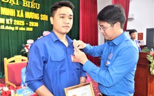 Trao Huy hiệu Tuổi trẻ dũng cảm cho thanh niên cứu em nhỏ đuối nước