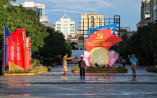 Ngắm đường phố TP.HCM sáng nay: Rực rỡ cờ hoa chào mừng Đại hội đại biểu Đảng bộ