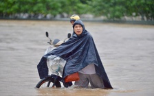 Cảnh báo đường phố Hà Nội ngập lụt 0,4 m do mưa kéo dài