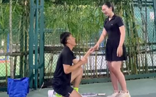 Huấn luyện viên cầu hôn học viên trên sân pickleball gây sốt mạng xã hội