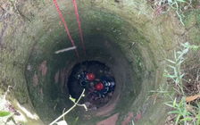 Giải cứu người đàn ông rơi xuống giếng hoang sau một đêm mất tích