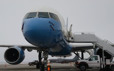 Máy bay chở Bộ trưởng Quốc phòng Mỹ hạ cánh khẩn vì nứt kính chắn gió