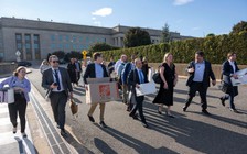 Hàng loạt nhà báo rời Lầu Năm Góc phản đối siết quy định đưa tin