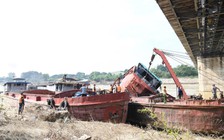 Vụ tàu đắm trên sông Lô, 2 vợ chồng tử vong: Cảnh sát trục vớt tàu