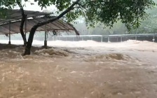 Nước đầu nguồn Bạch Mã cuồn cuộn đổ về nhiều khu vực ở Huế