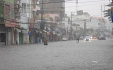Mưa lớn, nhiều tuyến đường ở phố du lịch Nha Trang chìm trong biển nước