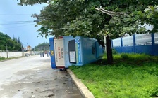 Xe buýt bị lật trong khu công nghiệp ở Khánh Hòa