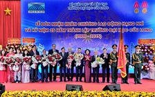25 năm thành lập, Trường ĐH Cửu Long đón nhận Huân chương lao động hạng nhì