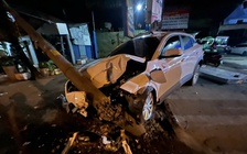 TP.HCM: Ô tô tông gãy cột đèn trước cây xăng, tài xế may mắn thoát nạn