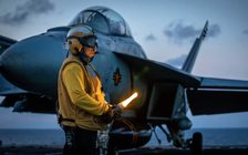 Tàu sân bay lớn nhất thế giới phóng tiêm kích từ Địa Trung Hải