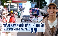 Hàng hoa lề đường mong 20.10 nắng ráo: ‘Khách vắng, chỉ mong đừng mưa’