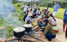 Cả xóm dựng bếp nấu cơm cho bà con vùng lũ: 'Để không ai bị đói!'