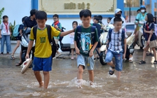 Hà Nội nắng đẹp, học sinh vẫn bì bõm lội nước ra về