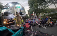 CSGT TP.HCM hụ còi rẽ dòng kẹt xe chiều mưa đưa người đột quỵ đi cấp cứu