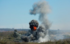 Nhiều mảnh đạn pháo rơi xuống xa lộ, trúng xe hộ tống Phó tổng thống Mỹ