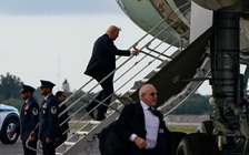 Mật vụ Mỹ phát hiện ‘tổ săn bắn’, ông Trump phải lên chuyên cơ bằng thang phụ