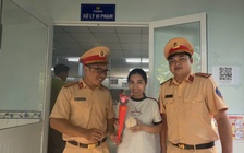 Phụ nữ đi nộp phạt giao thông ngày 20.10 bất ngờ được CSGT tặng hoa