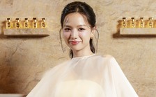 Lê Hạ Anh 'Mưa đỏ' khoe gu thời trang ấn tượng trên thảm đỏ