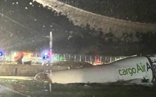 Máy bay Boeing trượt khỏi đường băng lao xuống biển ở Hồng Kông, có người chết