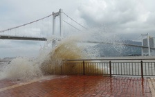 Sóng dữ xuất hiện ở cửa sông Hàn