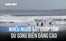 Nhiều người ở Quảng Ngãi liều mình tắm biển, sóng cao từ 1 - 2 m