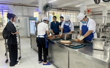 Phụ huynh giám sát bếp ăn bán trú, trường học công khai bữa ăn