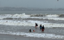 Quảng Ngãi: Nhiều người tắm biển Mỹ Khê khi sóng cao 1 - 2 mét