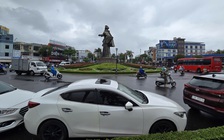 Đà Nẵng: Tài xế 'xí chỗ' đưa xe lên cầu tránh ngập, tiềm ẩn nguy cơ tai nạn