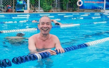Lớp bơi miễn phí: Người cao tuổi TP.HCM hào hứng làm bạn với nước