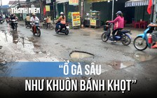 TP.HCM: Đường hư nặng, người dân tự vá đường để đi lại