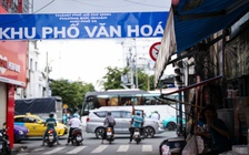TP.HCM gấp rút xử lý biển báo 'núp lùm'
