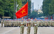 Trở về từ châu Phi, chiến sĩ mũ nồi xanh báo công dâng Bác