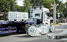 Quảng Ngãi: 4 thùng chất lỏng, nghi hóa chất rơi xuống đường, bốc mùi nồng nặc