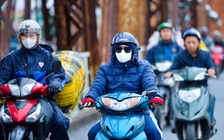 Không khí lạnh tăng cường, người Hà Nội mặc áo mưa chống gió lạnh 18 độ C