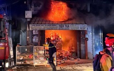 Cháy 2 cửa hàng ở TP.HCM trong đêm