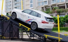 Lái xe số tự động dừng giữa dốc, dùng phanh tay hay phanh chân an toàn hơn?