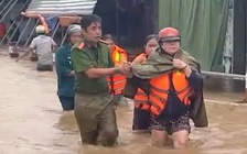 Lũ về bất ngờ, hàng chục người mắc kẹt khi đang họp chợ