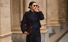 Giày cao gót màu đỏ tía thanh lịch 'thắp sáng' phong cách mùa thu