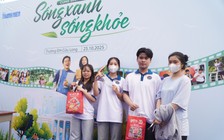 Sinh viên hào hứng đổi rác lấy quà, nhiệt tình tìm hiểu về sống xanh sống khỏe