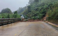 Quảng Ngãi: Giao thông miền núi bị ảnh hưởng trầm trọng do sạt lở sau mưa lớn
