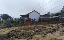 Mưa lớn gây ngập sâu, sạt lở ở Quảng Ngãi phải di dời dân