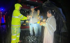 Hàng trăm xe mắc kẹt do sạt lở, CSGT Đà Nẵng đội mưa giúp dân qua đèo Lò Xo