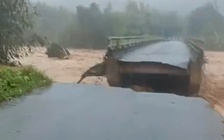 Lũ cuốn sập cầu ở Huế, hàng ngàn hộ dân vùng cao bị chia cắt