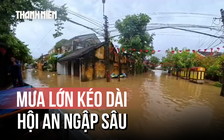 Mưa lớn kéo dài, phố cổ Hội An chìm trong biển nước