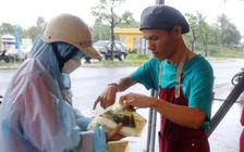 Nhà hàng ở Hội An nấu hàng trăm suất cơm miễn phí giúp người dân vùng ngập