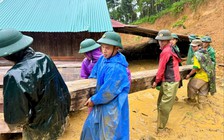 Đêm trắng giữa tâm lũ Đà Nẵng: Những người lính băng rừng, đội mưa cứu dân