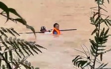 Đà Nẵng: Lật ghe khi đi đập chuột giữa dòng nước lũ, một người mất tích