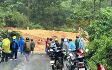 Đà Nẵng: Một phần ngọn núi sạt lở, đất đá chảy như 'thác' qua QL40B