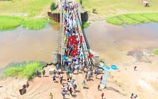 Người dân châu Phi nhảy múa trên cây cầu được chiến sĩ 'mũ nồi xanh' sửa chữa