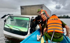 Quảng Trị: Q49C ngập sâu, 2 người mắc kẹt trên xe tải chết máy